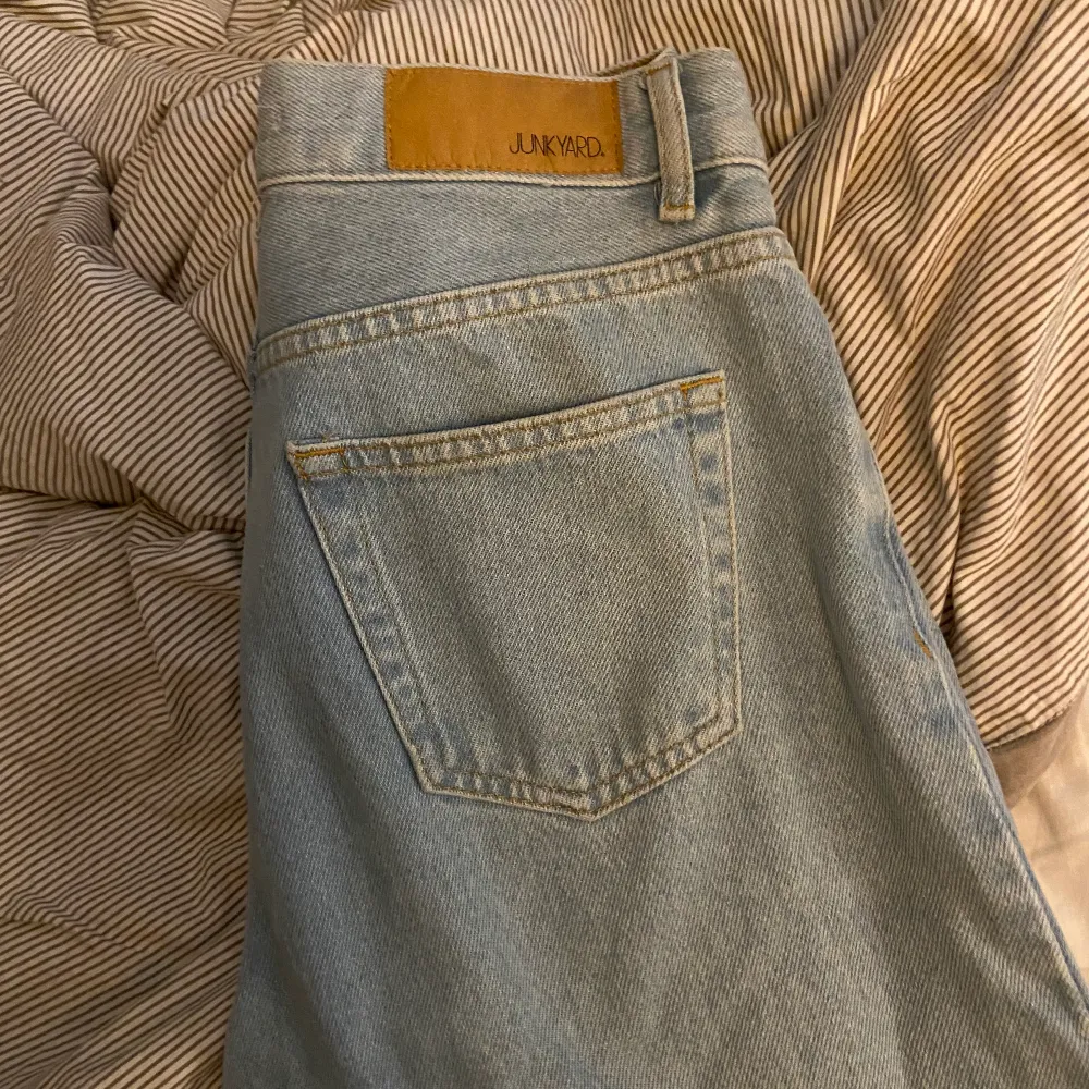 Säljer mina wide leg jeans från junkyard i storlek 26. (Avklippta, jag är 1,63) Köpta för cirka ett år sen och är använda max 5 gånger💙. Jeans & Byxor.