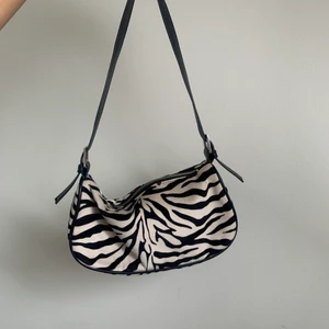 Zebra väska - Säljer denna väska i zebramönster som är från Ginatricot. Den är använd några gånger men har inga märken eller liknande.🤍