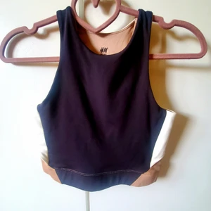 Sporttopp  - Ny spirtopp feån H&M strl s. Säljes pga fel strl. Butiksyta 200kr. Sitter så snyggt i ryggen . Man kan även ha den som en vanlig topp. Kan skickas per post men frakten betalas då av köparen.