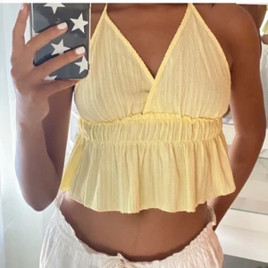 Pastell gul topp - Trendig gul topp som säljs pga att den är förstor på mig runt magen. Aldrig använd endast testad💛 Första bilden är lånad och den andra är min🥰