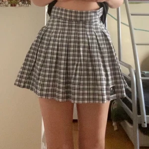 Jättefin lila rutig kjol!!  - Kjolen är i perfekt skick! Har köpt den på Bershka i spanien <33