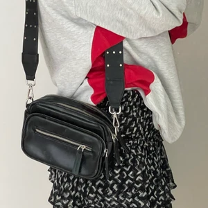 Väska - carin wester  - Säljer en skitsnygg väska från carin wester. Snygg design som passar till allt!! Många fack och relativt stort utrymme. Vid många intresserade blir det ev budgivning 😊🌸