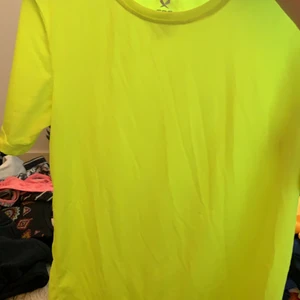 158/164 - En neon grön träningströja