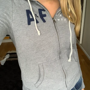 Tjocktröja - Tjocktröja från abercrombie and fitch, köpt i usa för några år sen men fortfarande i bra skick. Fickor och luva. Köpare betalar frakt. Nypris 600