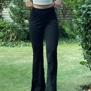 Svarta byxor  - Helt oanvända byxor, sitter tajtare över låren och lösare längre ner på benen. Väldigt stretchigt och bekvämt material. Köparen står för pros+frakt🥰