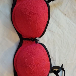 Rosaröd Bh  - Rosaröd spets-bh med vackra svarta inramningar           push up för B-kupa men C-kupa om en vill ta ut inläggen