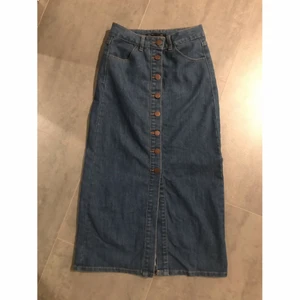 Mörkblå långkjol  - En cool & annorlunda mörkblå lång jeanskjol från Nelly, knappt använd. Jättefin mörkblå/navy färg. Hör av dig vid frågor🥰