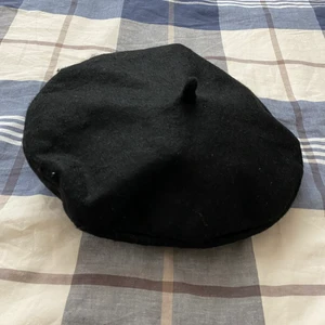 Basker - En svart basker. Ander inte den. Har bara tagit bilder i den annars inte använd mer än så