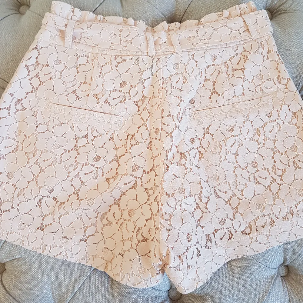 Söta spets shorts från H&M med hög midja. I väldigt fint skick. Stl 34. Betalning sker genom swish och köparen står för frakten😁. Shorts.