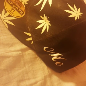Cannabis cap - En häftig keps för dem som gillar sånt:) allt vitt lyser lite grann i mörkret.