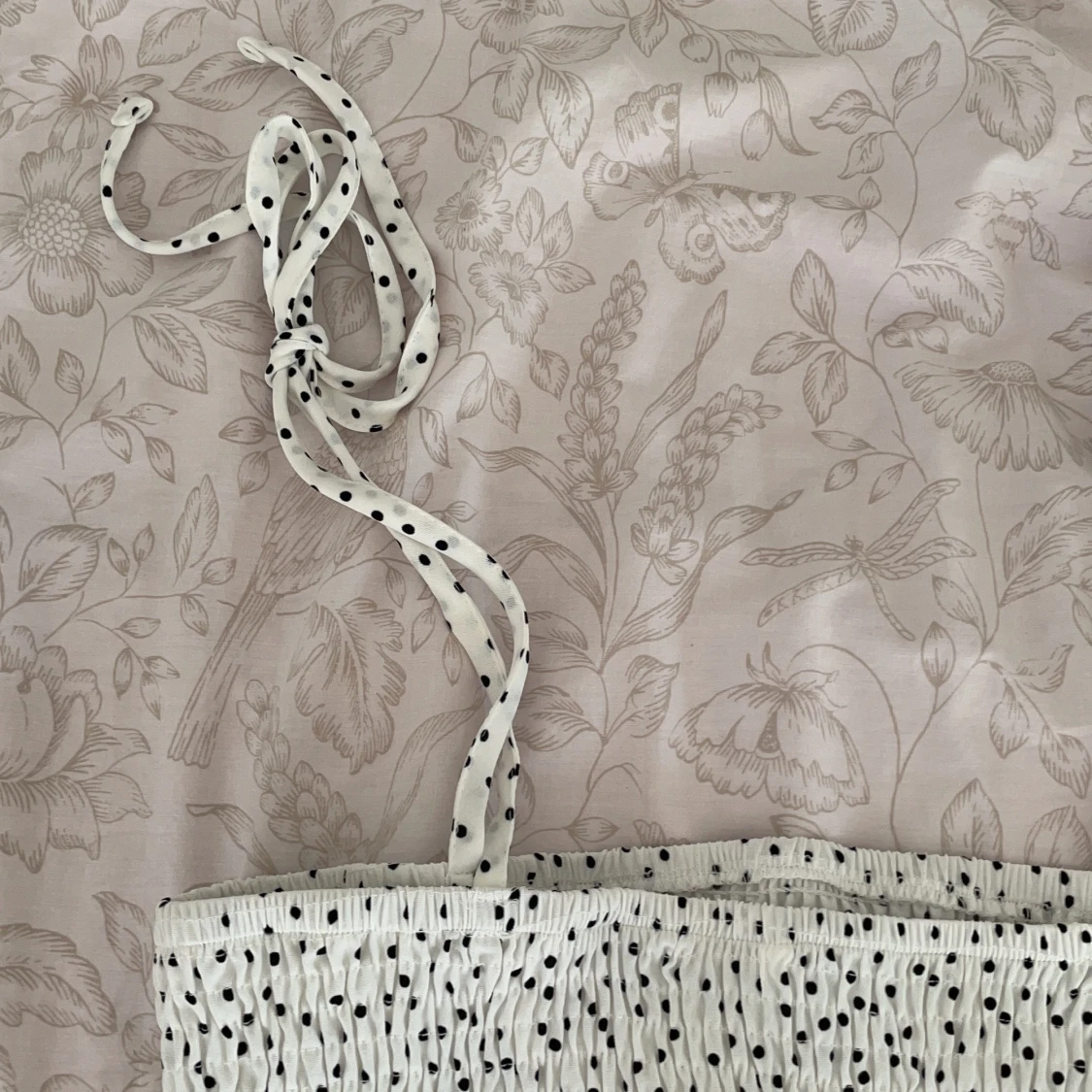 Söt, prickig klänning  - 91