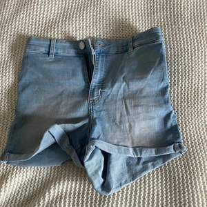 Detta är ett par ljusblåa shorts från H&M i strl 36, sällan använda!