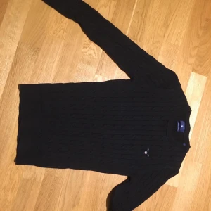 SVART GANT TRÖJA - Gant tröja. Nypris: 1199kr. SÄLJER JUST NU FÖR: 600kr. Tröjan är i nyskick och användts endast 1 gång!