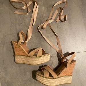 Kilklackar beiga - Beiga kilklackar med snörning strl 38