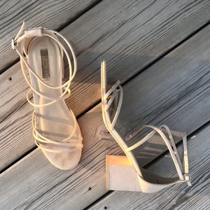Klackskor NLY SHOES storlek 36 - Somriga beigea klackar från nly shoes. Storlek 36, 6 cm klackhöjd. Super bekväma klackar som tog mig igenom en hel dag på bröllop med vigsel, uppträdande och dans. Använda en gång och är i fint skick💗🌸 Nypris: 399kr