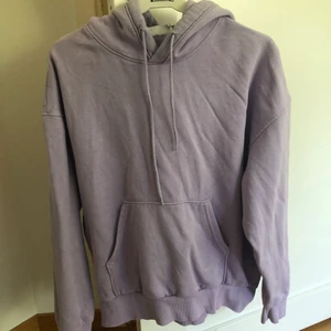 lila hoodie från WEEKDAY - lila hoodie från weekday i storlek xs men modellen är oversize💕säljs för 25+frakt som köpare står för, betalning sker via swish 