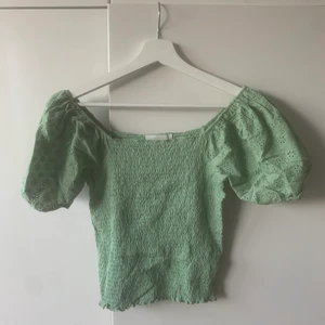 Grön topp m puffärm - Superfin grön topp, 100kr💛