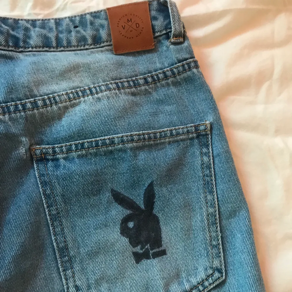 Superfina highwaisted jeans från veromoda med påritade Playboy kaniner . Jeans & Byxor.