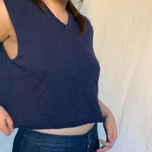 Väst  - Mörkblå kroppar väst med en v skurning, sitter som på bilden på mig som brukar ha s/m 