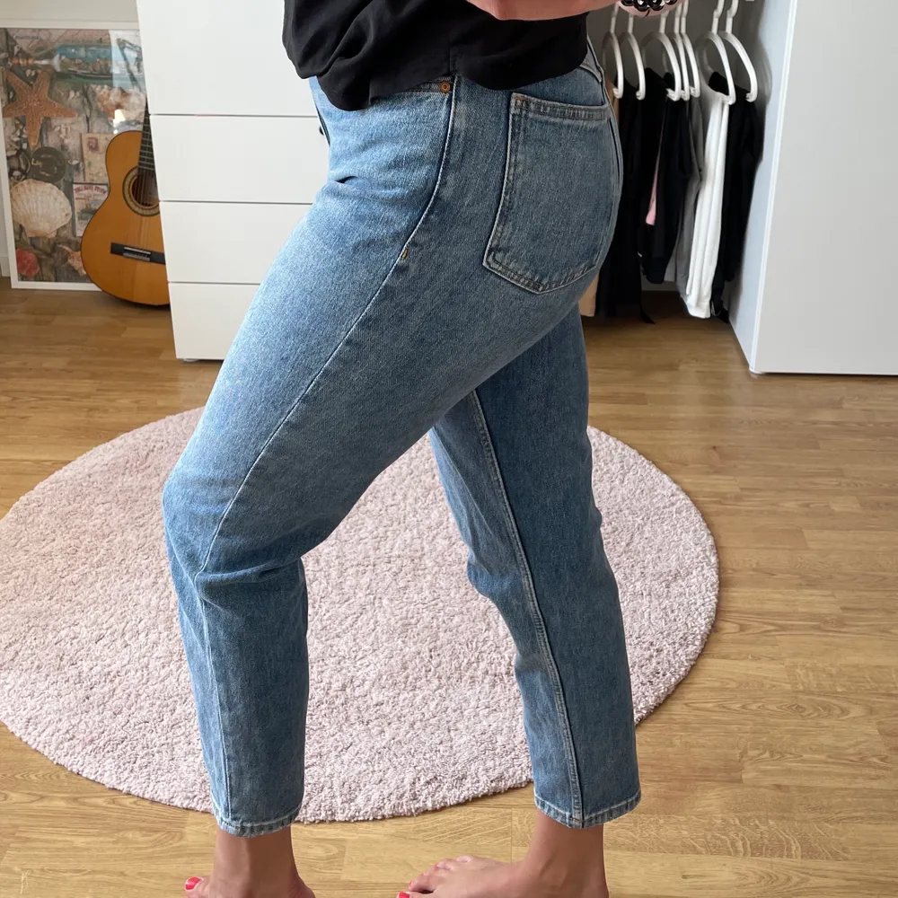 Snygga mom jeans från Mango i storlek 38! Jag är 175 cm lång. Bekväma och snygga🌟. Jeans & Byxor.