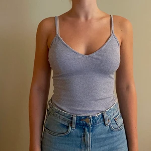 Linne - Jätteskönt linne från Brandy Melville, har ett litet hål efter larmet precis vid ett av banden men det är inget som syns.