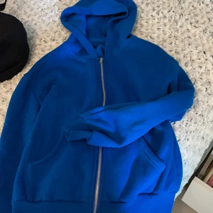 Sweatshirt blå - Säljer en mörkblå hoodie med dragkedja pga den inte kommer till användning väldigt mjuk och skön och oanvänd, väldigt bra skick och oversized (köparen står för frakten) (har du budat kan du inte dra dig ur)