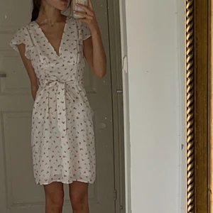 Klänning - Såå fin blommig klänning ifprn nakd! Säljes för 150+frakten