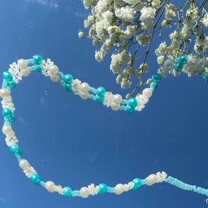 Halsband - 🤍 ett halsband med blommor och olika pärlor 🤍 du kan berätta vilken passform du vill ha: stor eller liten 🤍 du kan också berätta om du vill ha några andra färger 🤍