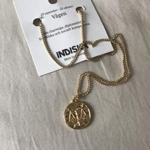 Halsband - Säljer detta aldrig använda, guldiga zodiac halsbandet (nickeltestat) då jag inte längre kan lämna tillbaka det. Det är i vågens tecken 😊 Nypris: 129kr, mitt pris: 45kr + frakt ♎️ Totalt: 69kr
