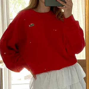 Lacoste sweatshirt RÖD  - Snygg oversized sweatshirt, lätt sliten men ej använd på länge.❤️❤️