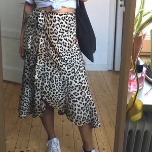 Omlottkjol från ginatricot  - Omlottkjol med leopardmönster från Ginatricot. Kan mötas upp i Malmö, annars står köparen för frakt (48kr)! 🌸