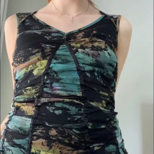 mesh tanktop - Färgglad mesh tanktop som är köpt från HM. Använder tyvärr aldrig denna vilket är synd då den är jättefin men tyvärr för stor . Frakt blir 48💕