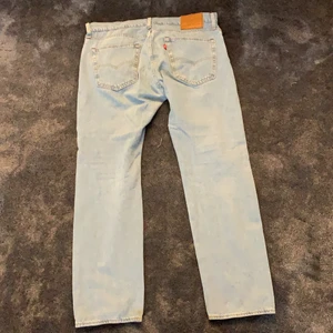 Levis jeans - Ett par raka 502 jeans, i väldigt bra skick. Nypris är 1100 säljer mina för 500kr . Pris kan diskuteras. Köparen står för frakt.