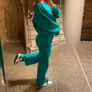 Grönt mjukissett  - Intressekoll på mitt gröna mjukissett,  köpte allt för 900kr på en dansk sida, byxorna är i storlek xs/s och tröjan s/m❤️ jag är 166 cm