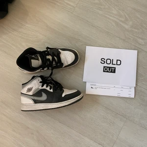 Air Jordan 1 Mid White Shadow  - Säljer mina jordans då de inte kommer till användning och är sparsamt använda. Kvitto medföljer. De är köpta på soldout.se där de idag ligger ute för 3200kr. Skriv privat för fler bilder och frågor💙💙 DIREKTKÖP 1500❗️ frakt 66kr eller mötas i Sthlm 
