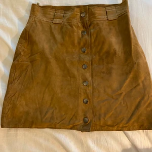 Kjol - Finns tyvärr inte lappar så är osäker på strl men är lite för liten för mig med S så passar förmodligen en med XS. Lite fläckig som ni ser på andra bildne men kan gå bort i tvätten, jag har ej testat. 