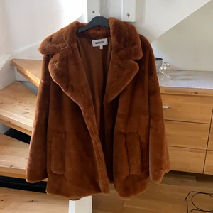 Weekday fluff jacka - Jättefin jacka från Weekday som jag köpte för 2 år sedan. Använt 2 gånger, säljer pga ingen användning. I jättebra skick och inga skador. Frakt ingår ej. Nypris 1000kr❤️