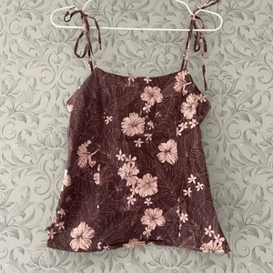 y2k linne med Hawaii print - Ett jättefint vintage y2k linne som jag köpte på second hand i våras, säljer jag nu då jag inte har fått någon användning av den. Den är så fin med justerbara axelband, på sidan finns en dragkedja och tyget är relativt stretchigt, hawaiiprint. Det står strl 10 men den passar mig som har S, passar nog från XS-M. Märket ser ut att vara ”Mooloola”. Budgivning från 200kr i kommentarerna som avslutas 24h efter senaste budet, buda med minst 10kr. Skriv till mig om du har frågor🥰