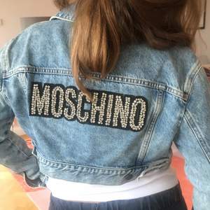 Kort Moschino jeansjacka, HMs designsamarbete. Aldrig använd. Lappar sitter kvar. Nypris 1000 eller mer. Minns ej riktigt, står ej på lappar. Köparen står för frakt.