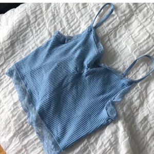 Blå topp - Super söt topp som inte längre används. Första bilden är lånad från förra ägaren, andra bilden är min egen! Skriv privat för fler bilder eller frågor:)