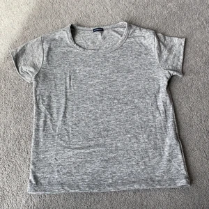 Skönaste toppen i stl XS - Mjuk och skön topp i grått från Brandy Melville. Som XS i passformen och fint begagnat skick. Djur- och rökfritt hem