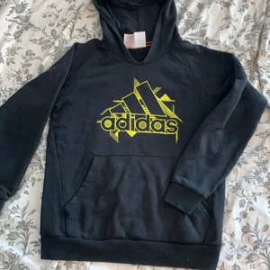 Adidas hoodie - Säljer denhär adidas hoodie nu den är använd men ändå å helt skick trycket är så gått som helt 💕✨Detr en L i barnstorlek men passar S