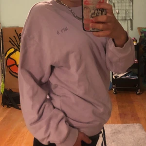 Sweetshirt - Säljer min Jättefina lila sweetshirt. Det kommer tyvärr inte till användning längre, mycket bra skick. storlek xs men ganska stor i storleken. Läs min bio!