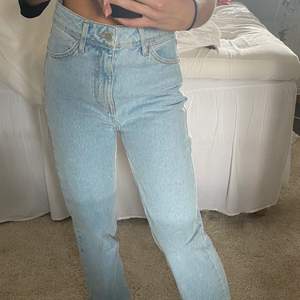 Ljusblåa jeans från zara. Använda Max 2 ggr så i fint skick. Jag är ca 158cm men dessa är lite långa för mig.