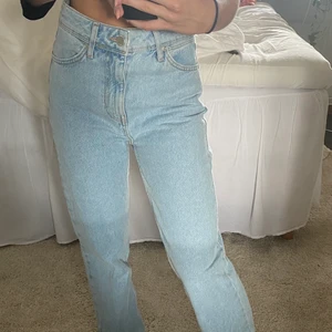 Straight leg jeans - Ljusblåa jeans från zara. Använda Max 2 ggr så i fint skick. Jag är ca 158cm men dessa är lite långa för mig.