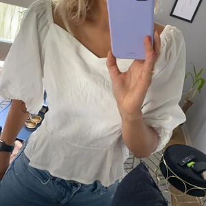 Blus från Zara - Vit blus från Zara. Dragkedja i ryggen. Storlek L. Sparsamt använd och i gott skick.