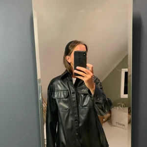 Fake-läderpaj - Välanvänd men i fint skick ändå! Fungerar som en jacka. Säljer för 100kr+frakt.