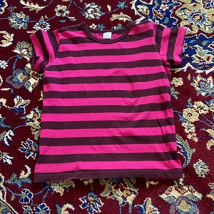 Söt babytee - Randig babytee från polarn och pyret😋 nästan helt oanvänd! Sitter tajt på mig med storlek S