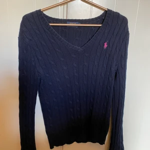 Ralph lauren polp kabelstickad  - Säljer denna kabelstickade Ralph lauren tröjan. Köpt på best of brands för ett par år sen. Använd ca 2-3 gånger när jag köpte den men har bara hängt på en galge i mitt rum efter det så där av varför jag säljer den. Är som ny. Nypris 1295kr men säljer den för 300kr då den som sagt ändå inte kommer till användning. Super fin och super skön!