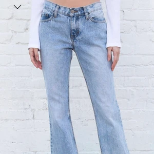 Jeans från brandy Melville  - Low waist Jeans från brandy Melville i storlek xs/s. Är endast använda en gång och är i bra skick. Köpte för 400kr och säljer för 300kr ink frakt 💖
